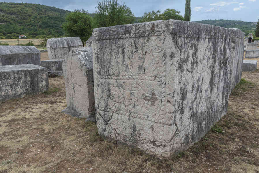 Bosnia y Herzegovina - Stolac - necrópolis de Radimlja - tumbas Stecci 16.jpg